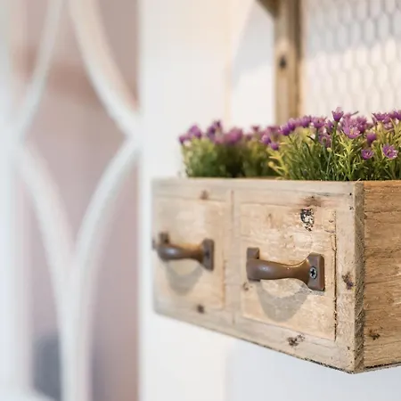 Apartament Guestready - Rustic Urban Retreat